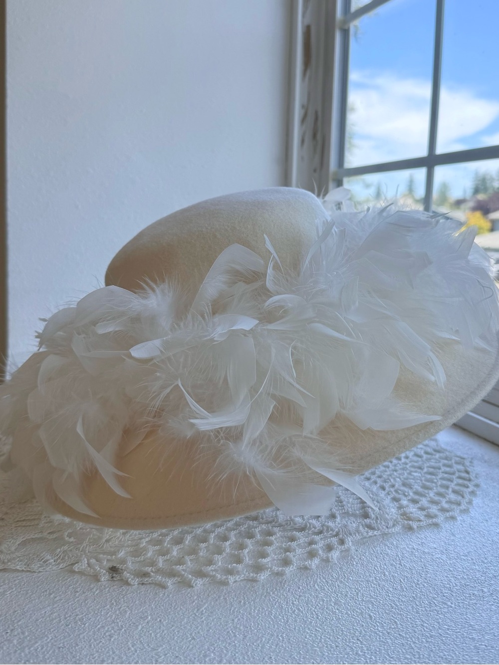 Vintage 90s Y2K Betmar Ivory Feather Halo Wool Felt Derby Hat